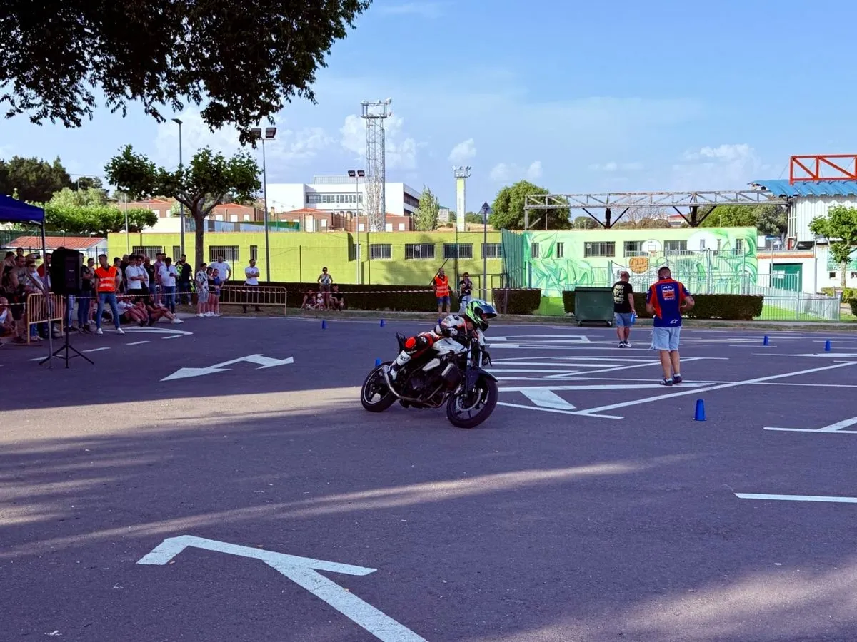 Foto 9 - FOTOS | Las motos rugen en Guijuelo y la XVI Concentraci&oacute;n Moto Club Pata Negra
