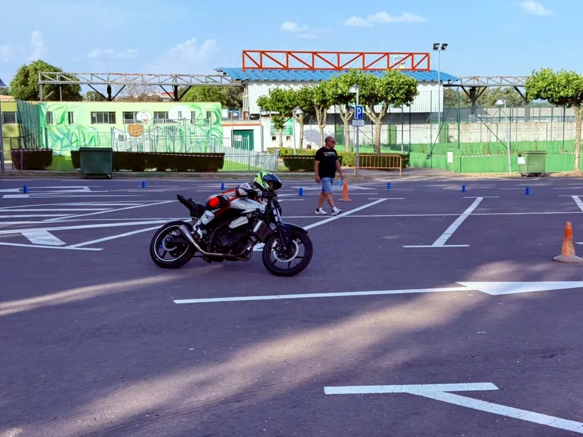 Foto 3 - FOTOS | Las motos rugen en Guijuelo y la XVI Concentraci&oacute;n Moto Club Pata Negra