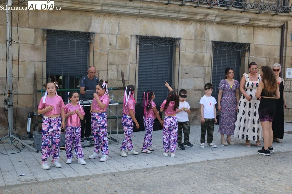 Divertido 'flashmove' a cargo de los alumnos y alumnas de la escuela de baile Alborea, incluido un baile de sevillanas / CORRAL