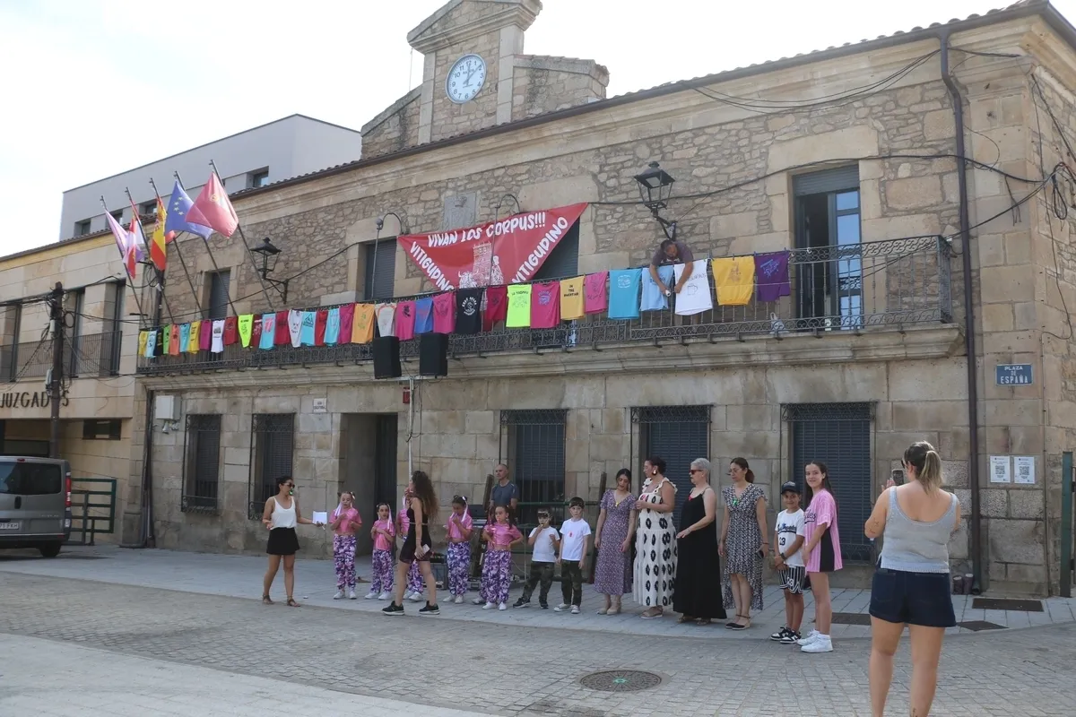 Divertido 'flashmove' a cargo de los alumnos y alumnas de la escuela de baile Alborea, incluido un baile de sevillanas / CORRAL