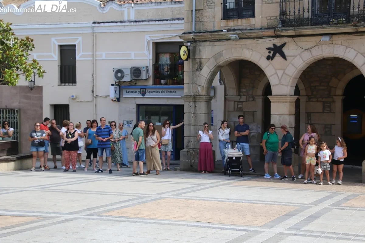 Divertido 'flashmove' a cargo de los alumnos y alumnas de la escuela de baile Alborea, incluido un baile de sevillanas / CORRAL