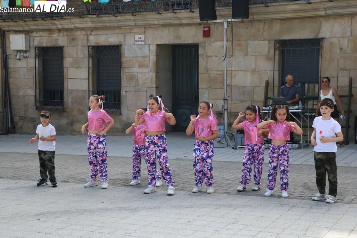 Divertido 'flashmove' a cargo de los alumnos y alumnas de la escuela de baile Alborea, incluido un baile de sevillanas / CORRAL