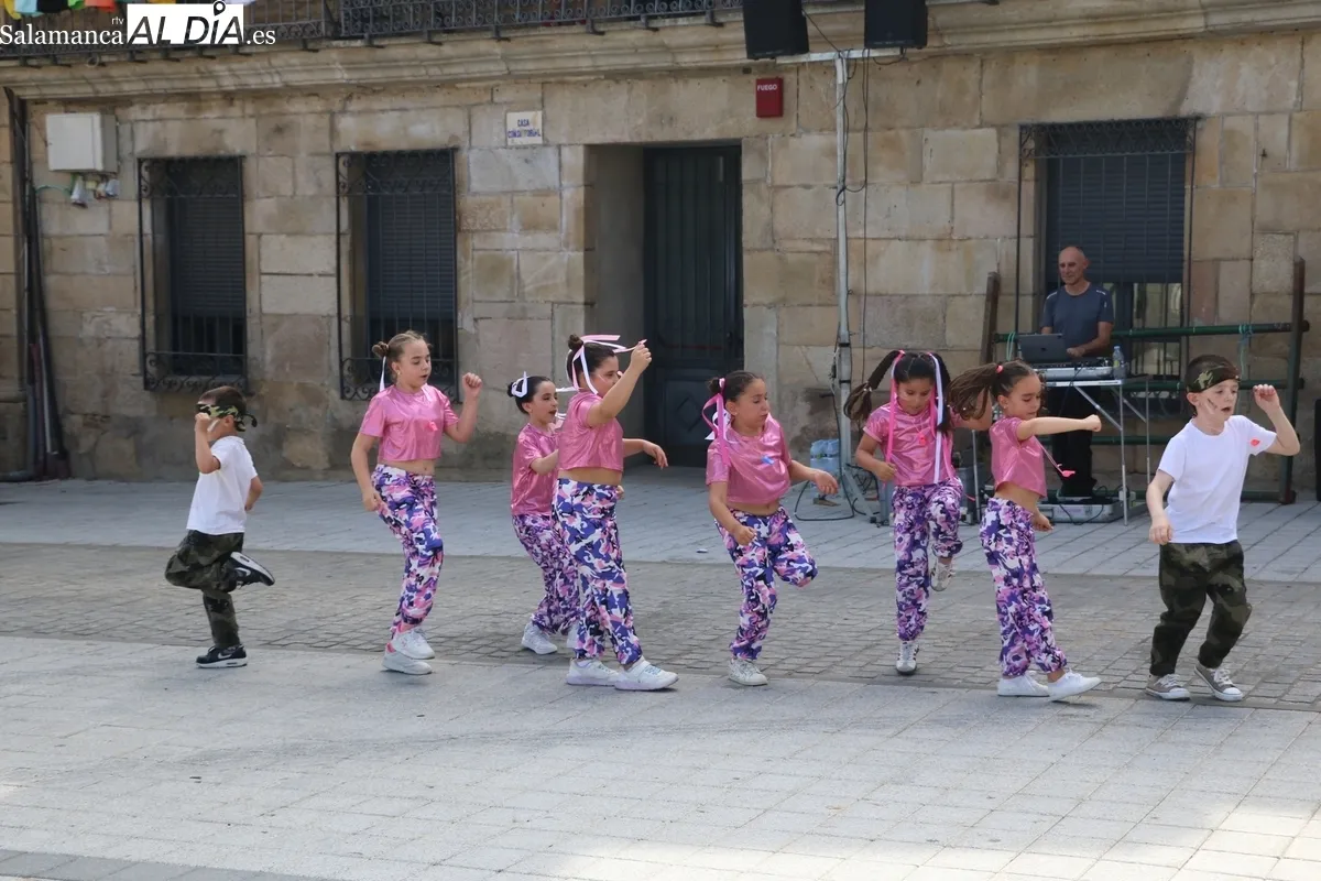 Divertido 'flashmove' a cargo de los alumnos y alumnas de la escuela de baile Alborea, incluido un baile de sevillanas / CORRAL