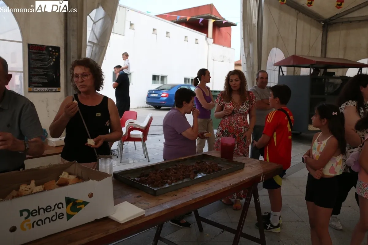 Los vecinos de El Cubo de Don Sancho comenzaban las fiestas del Corpus con el mejor sabor de boca / CORRAL 