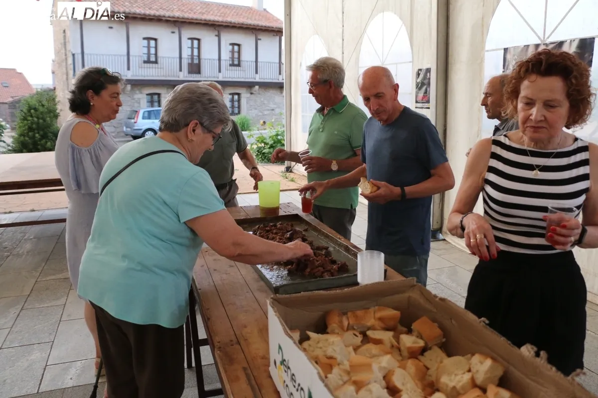 Los vecinos de El Cubo de Don Sancho comenzaban las fiestas del Corpus con el mejor sabor de boca / CORRAL 