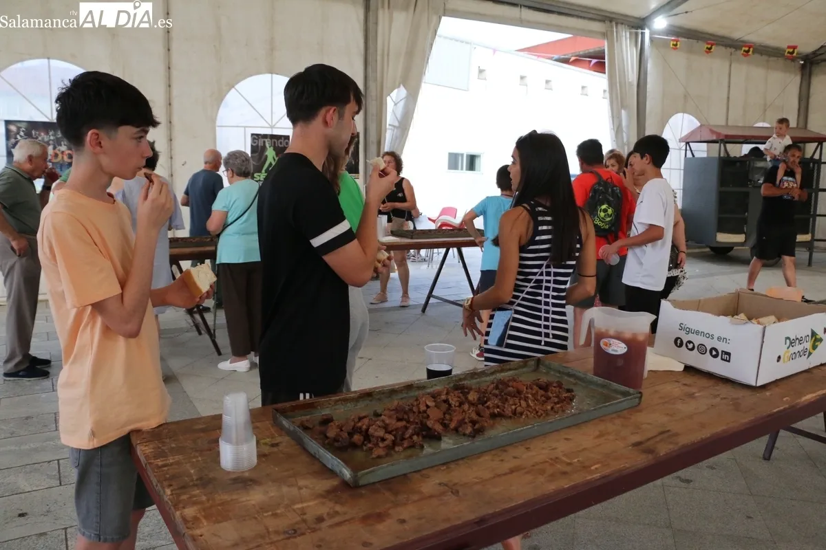 Los vecinos de El Cubo de Don Sancho comenzaban las fiestas del Corpus con el mejor sabor de boca / CORRAL 