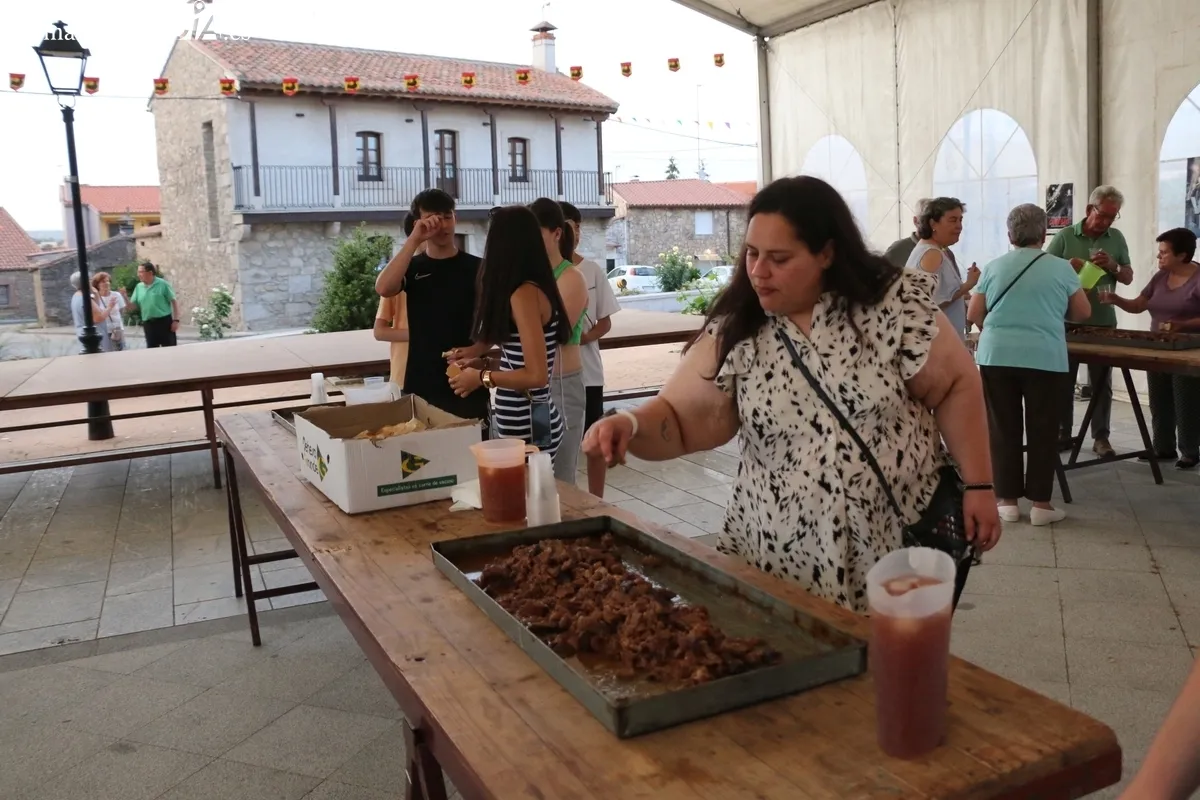 Los vecinos de El Cubo de Don Sancho comenzaban las fiestas del Corpus con el mejor sabor de boca / CORRAL 