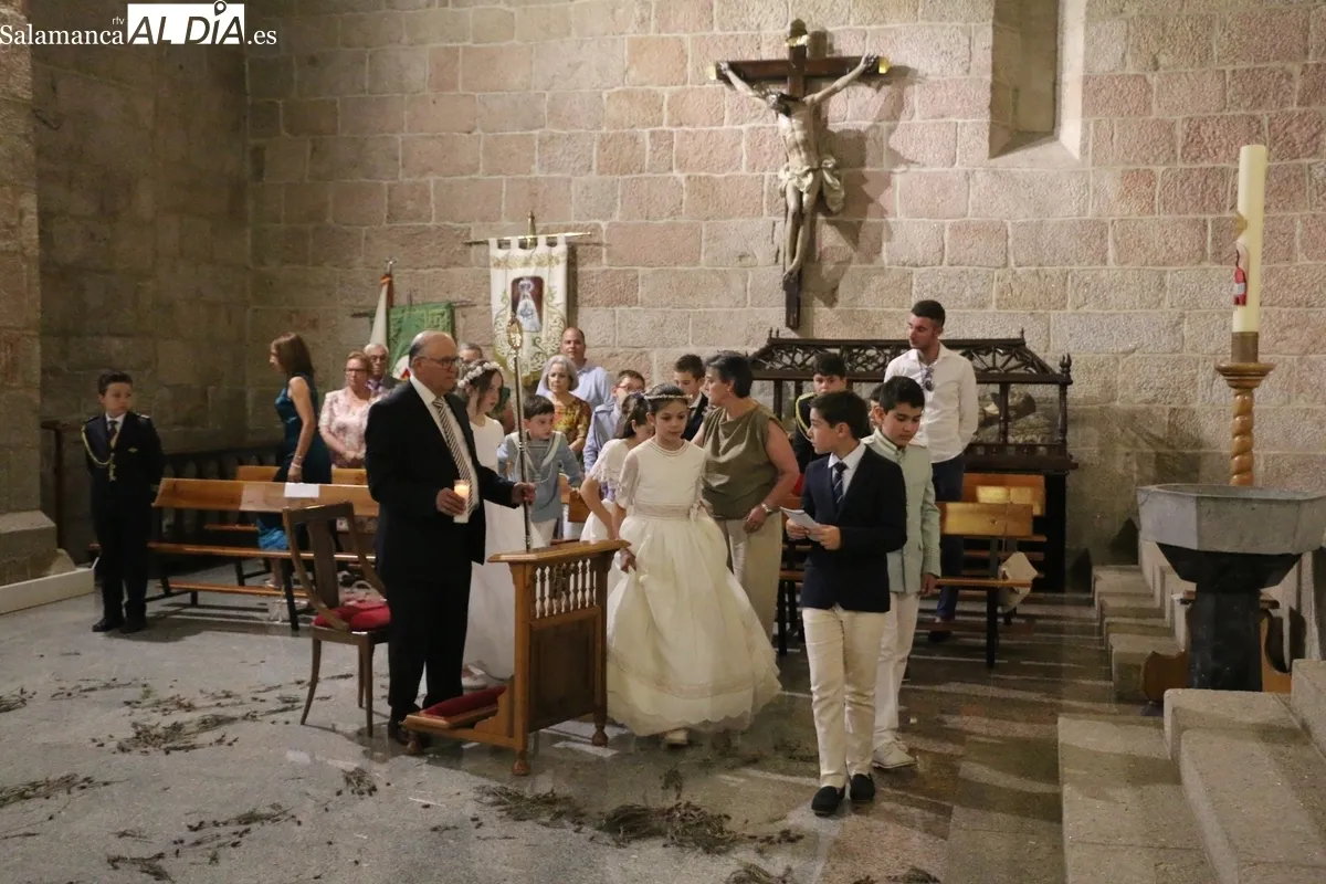Celebración del Jueves de Corpus en Vitigudino, eucaristía, procesión y bendición de altares / CORRAL