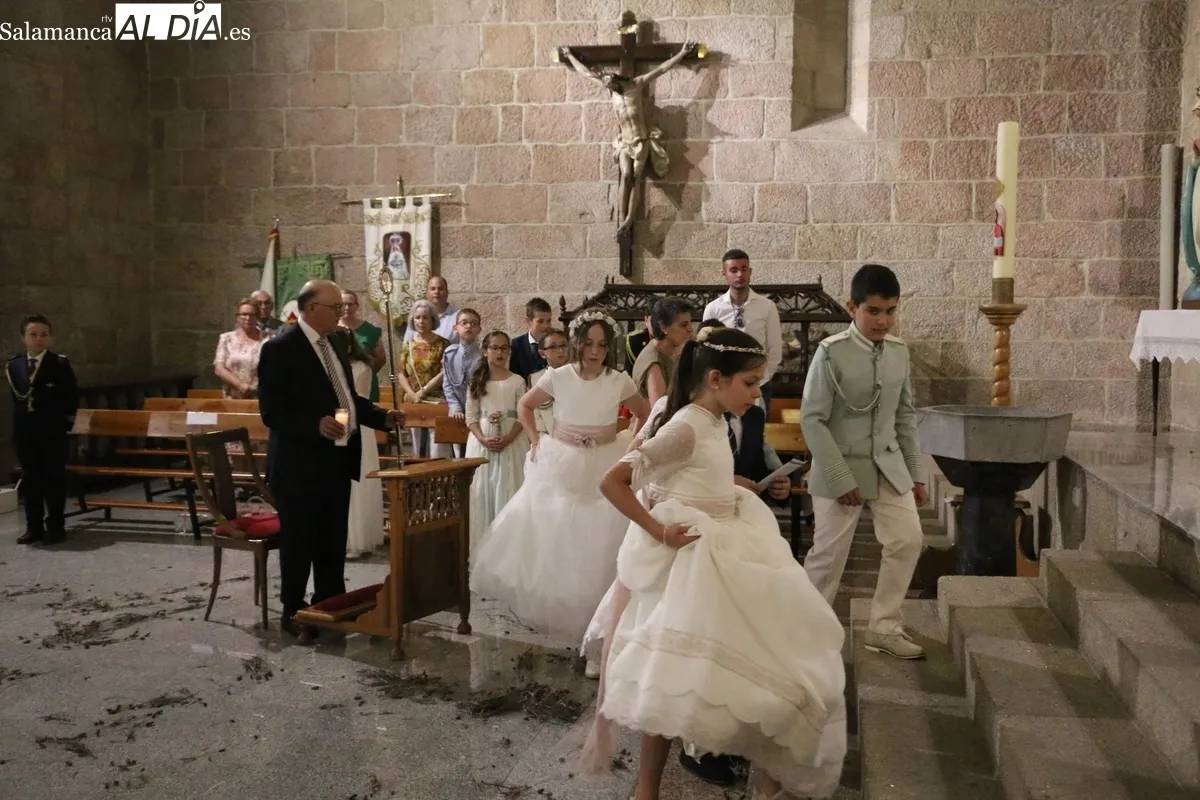Celebración del Jueves de Corpus en Vitigudino, eucaristía, procesión y bendición de altares / CORRAL