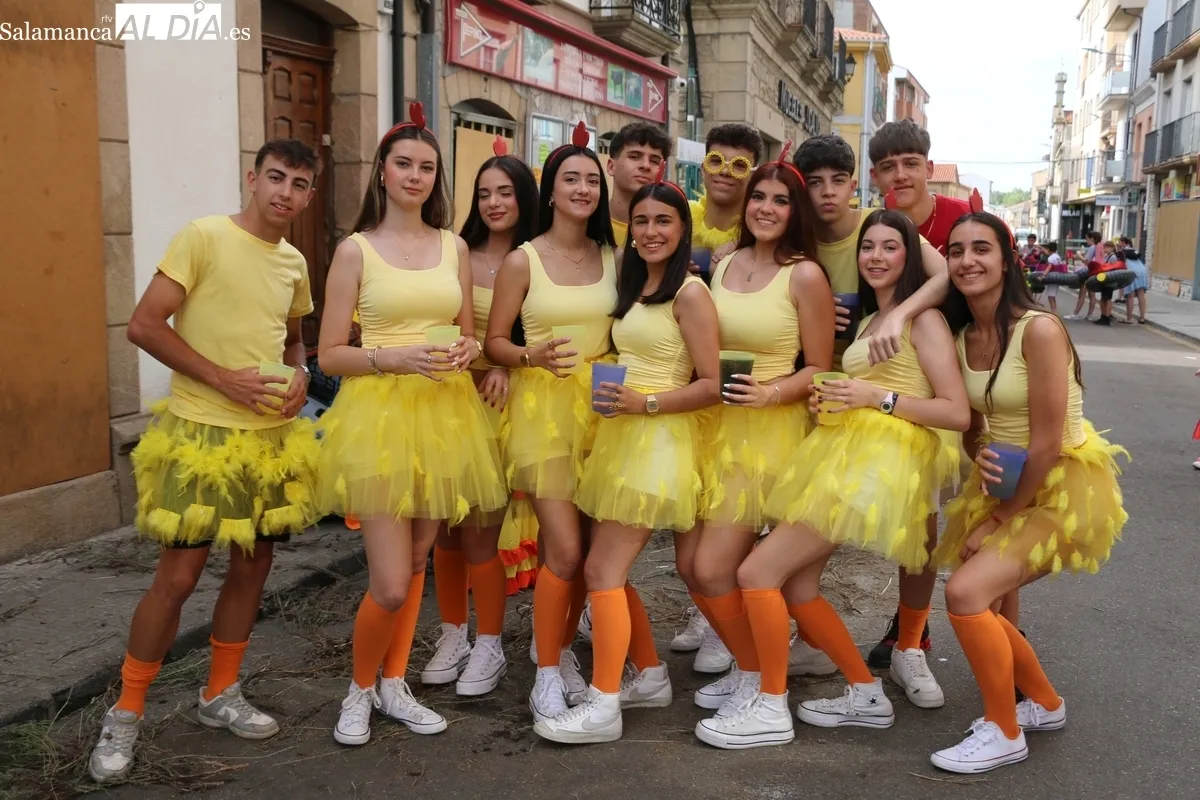 Multitudinaria concentración de disfraces del Jueves de Corpus en Vitigudino  / CORRAL