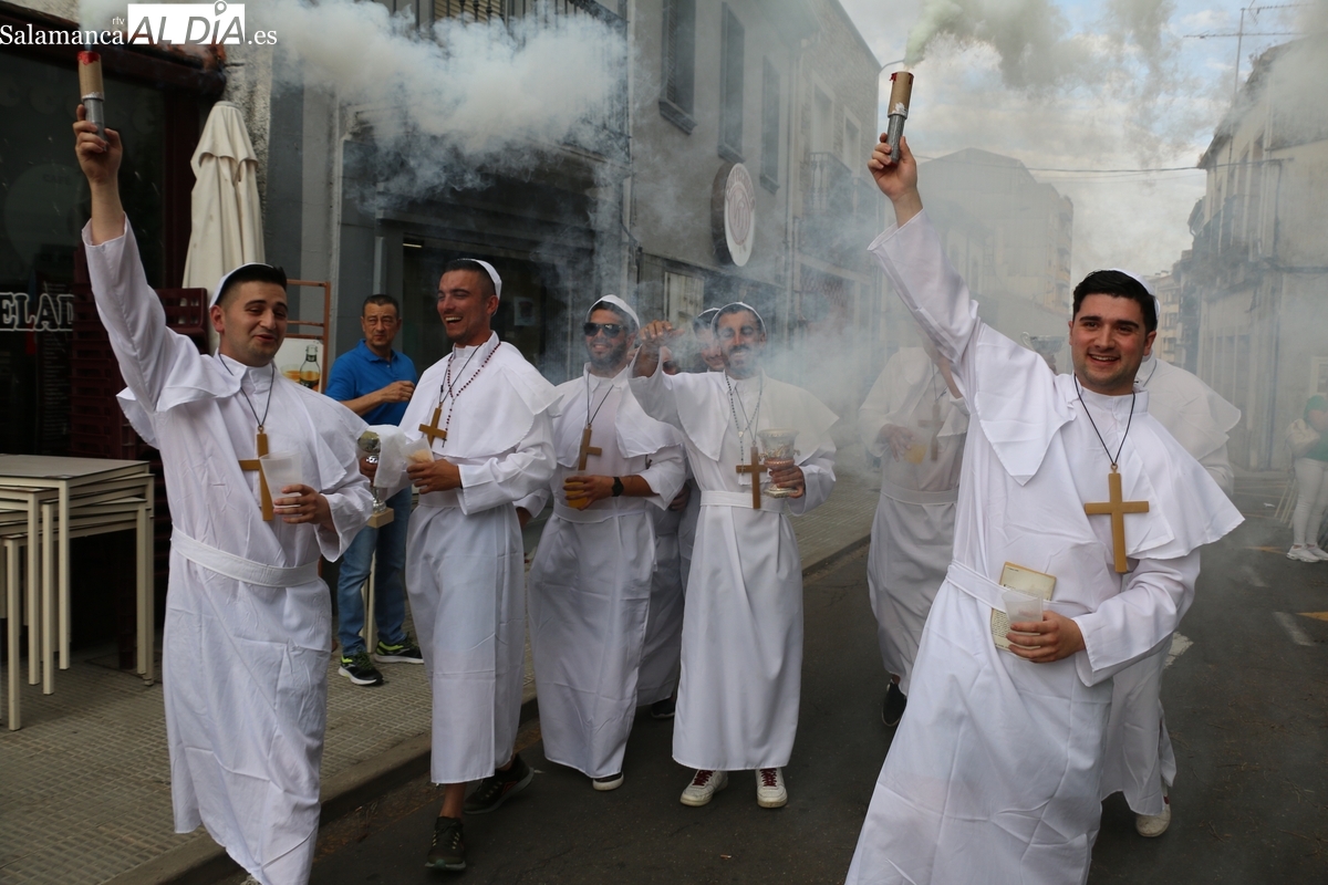 Multitudinaria concentración de disfraces del Jueves de Corpus en Vitigudino  