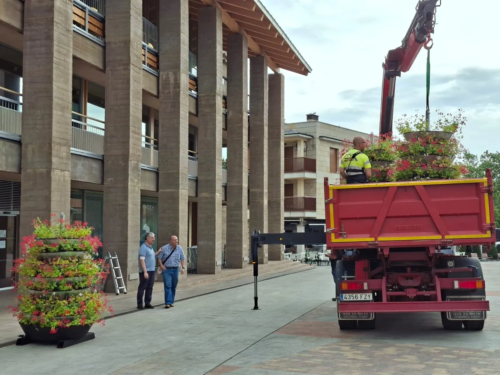La Plaza Mayor de Carbajosa florece con nuevas estructuras ornamentales