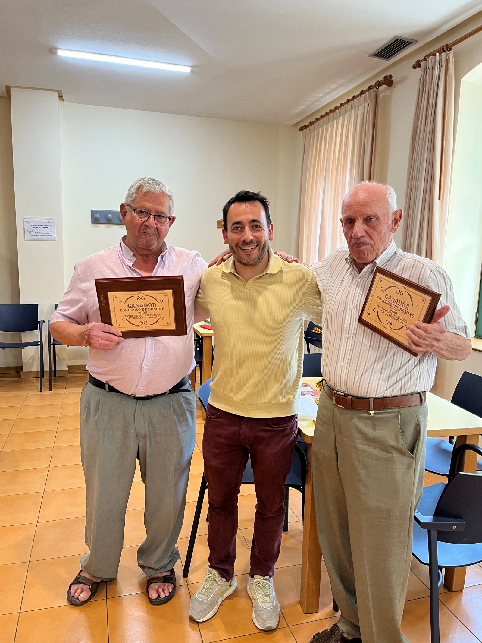 Delfín y Pepe, los reyes del dominó en el Centro de Día de Mayores Salamanca