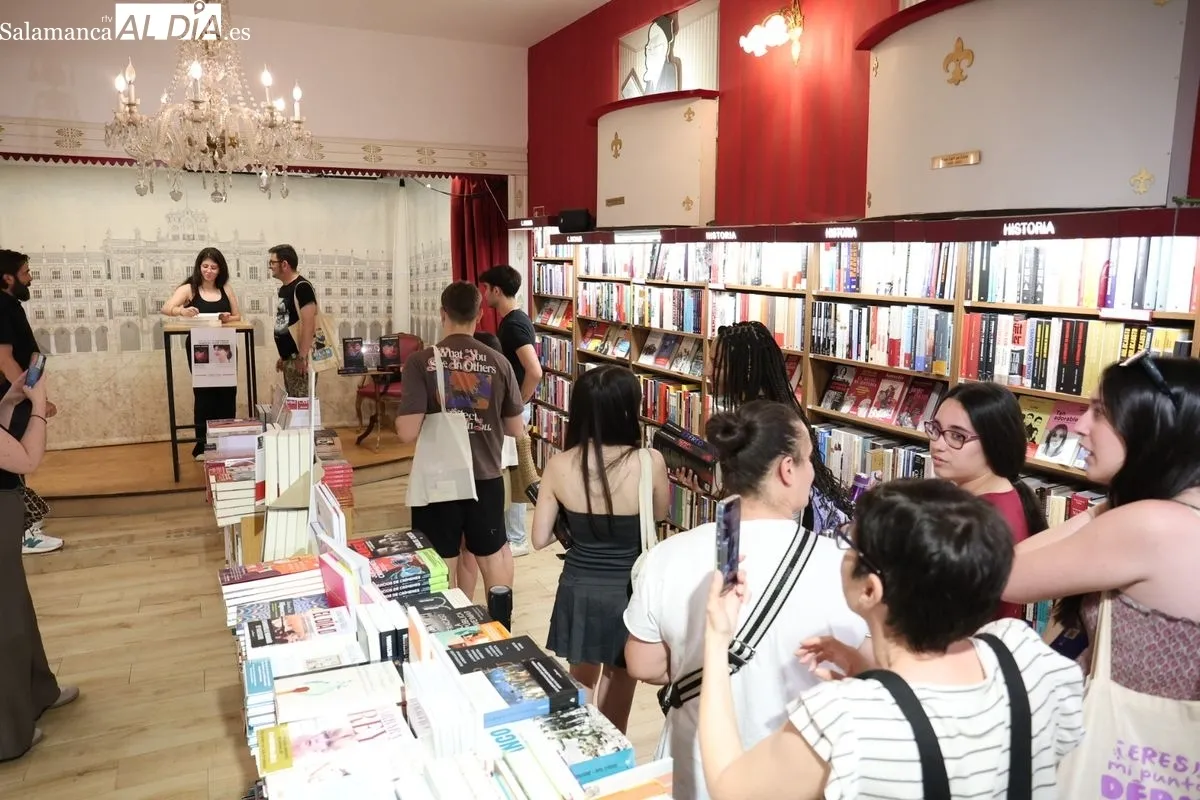 La joven autora Joana Marcús, firmando su última novela, a los numerosos fans que se han congregado en la librería Santos Ochoa de Salamanca. Fotos: David Sañudo