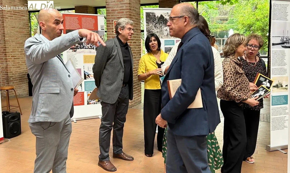 Inauguración en el vestíbulo de la Facultad de Farmacia de la USAL de la exposición dedicada al científico Carlos Chagas y su legado. Foto de Elena Rodríguez