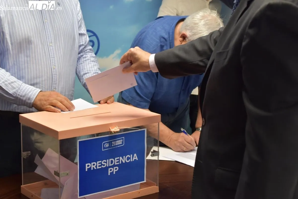 Votación en Salamanca del proceso Congresual nacional de los 'populares' en el que Alberto Núñez Feijóo es el único candidato. Foto de Elena Rodríguez