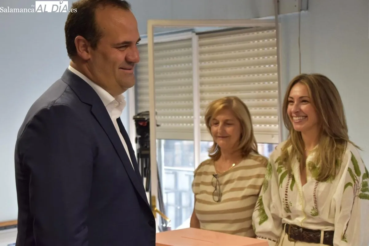 Votación en Salamanca del proceso Congresual nacional de los 'populares' en el que Alberto Núñez Feijóo es el único candidato. Foto de Elena Rodríguez