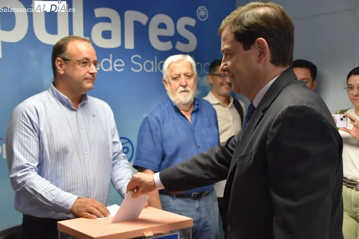 Votación en Salamanca del proceso Congresual nacional de los 'populares' en el que Alberto Núñez Feijóo es el único candidato. Foto de Elena Rodríguez