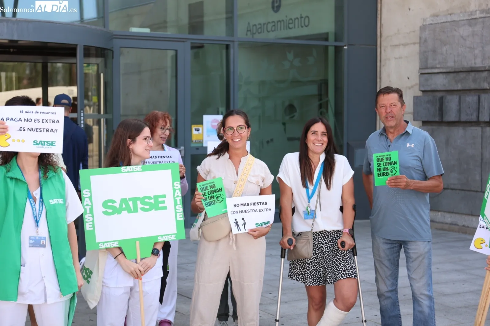 Concentración de enfermeras y fisioterapeutas a las puertas del Hospital de Salamanca | Fotos: David Sañudo