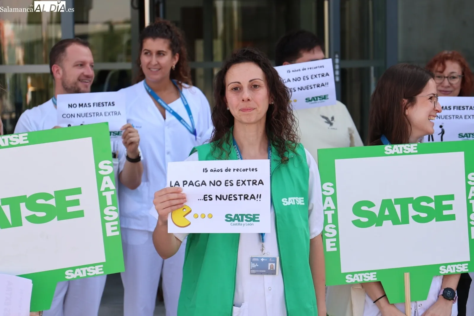 Concentración de enfermeras y fisioterapeutas a las puertas del Hospital de Salamanca | Fotos: David Sañudo