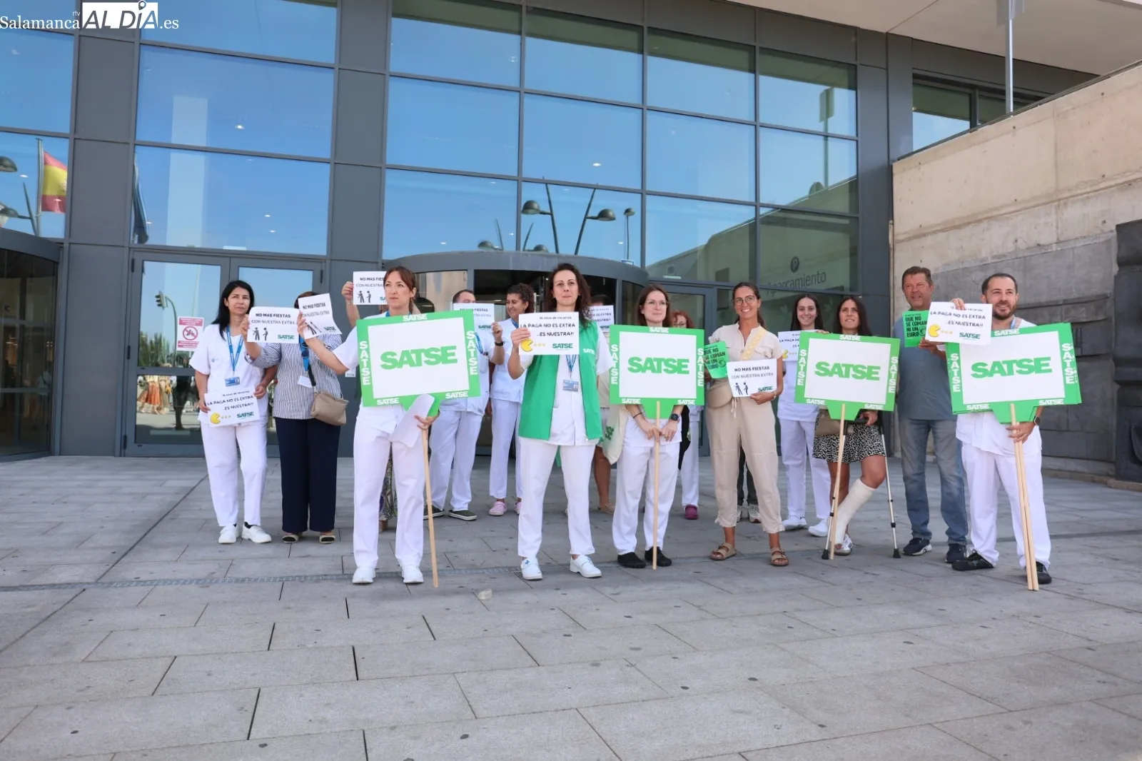 Concentración de enfermeras y fisioterapeutas a las puertas del Hospital de Salamanca | Fotos: David Sañudo