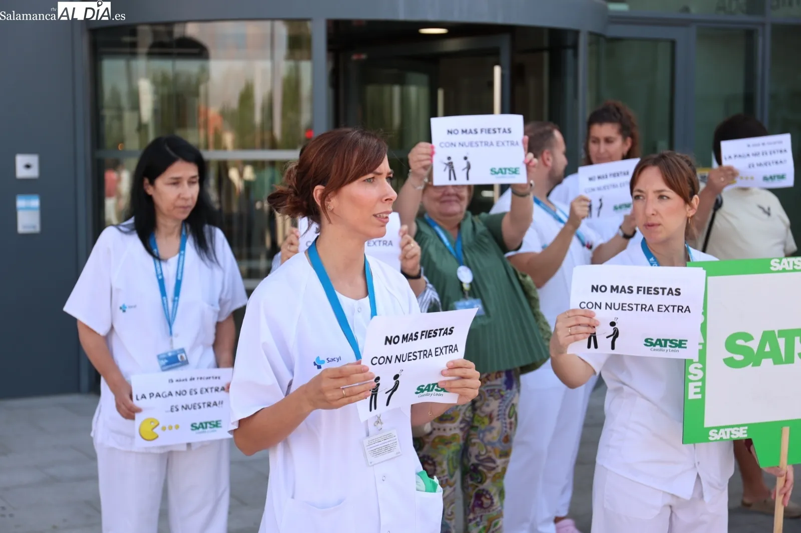 Concentración de enfermeras y fisioterapeutas a las puertas del Hospital de Salamanca | Fotos: David Sañudo