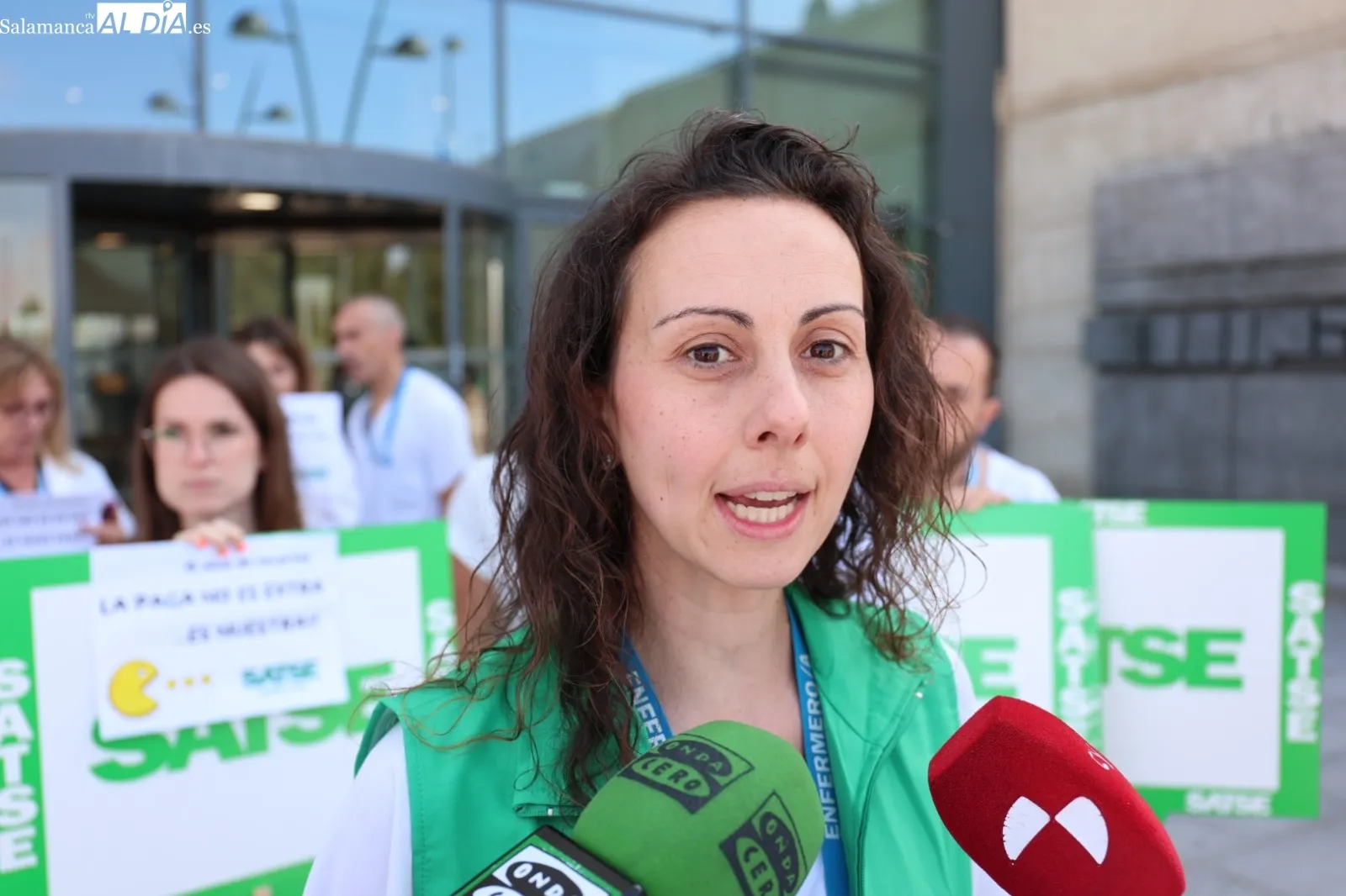 Concentración de enfermeras y fisioterapeutas a las puertas del Hospital de Salamanca | Fotos: David Sañudo