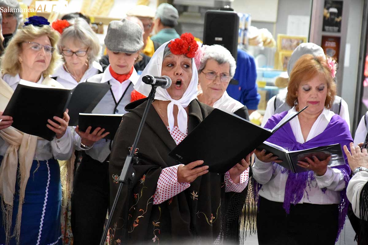 Concierto del coro de Afibrosal en el Mercado Central