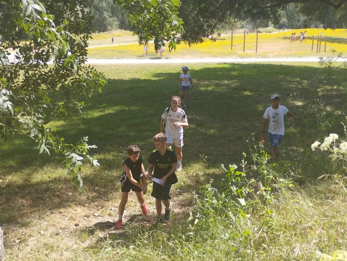 Juego de orientación de los alumnos del colegio Carmen Martín Gaite en la Isla del Soto de Santa Marta