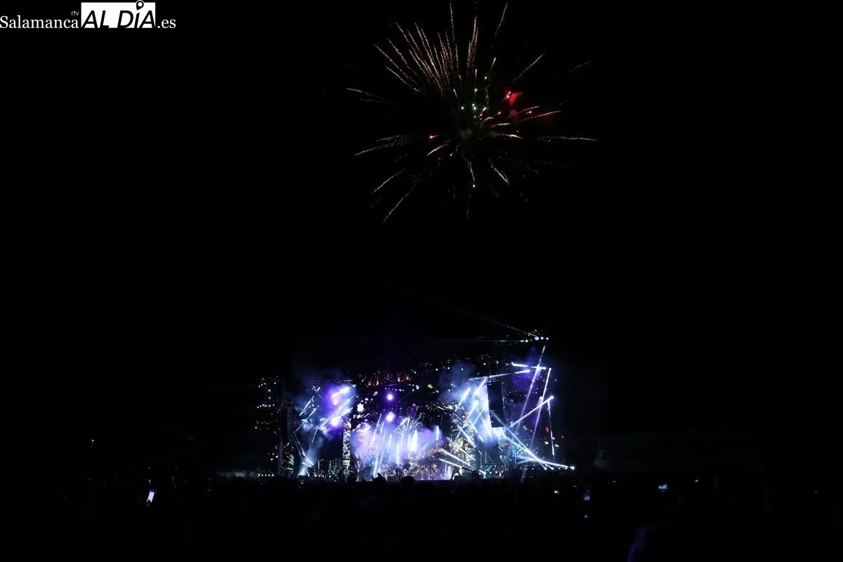 Espectacular verbena de la orquesta Panorama en La Aldehuela de Salamanca. Fotos: David Sañudo