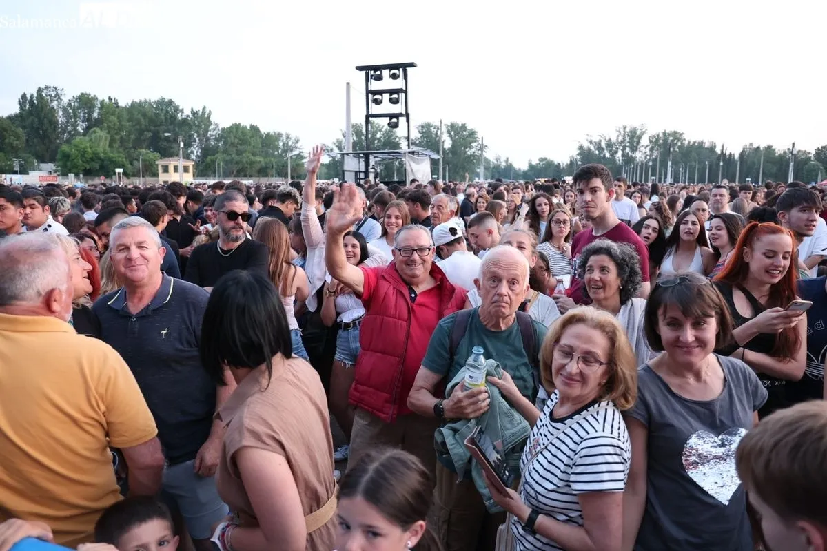 Miles de personas se han dado cita en La Aldehuela para disfrutar con la Orquesta Panorama. Fotos: David Sañudo