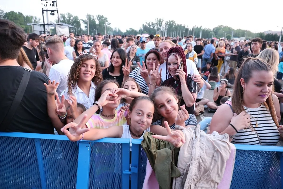 Miles de personas se han dado cita en La Aldehuela para disfrutar con la Orquesta Panorama. Fotos: David Sañudo