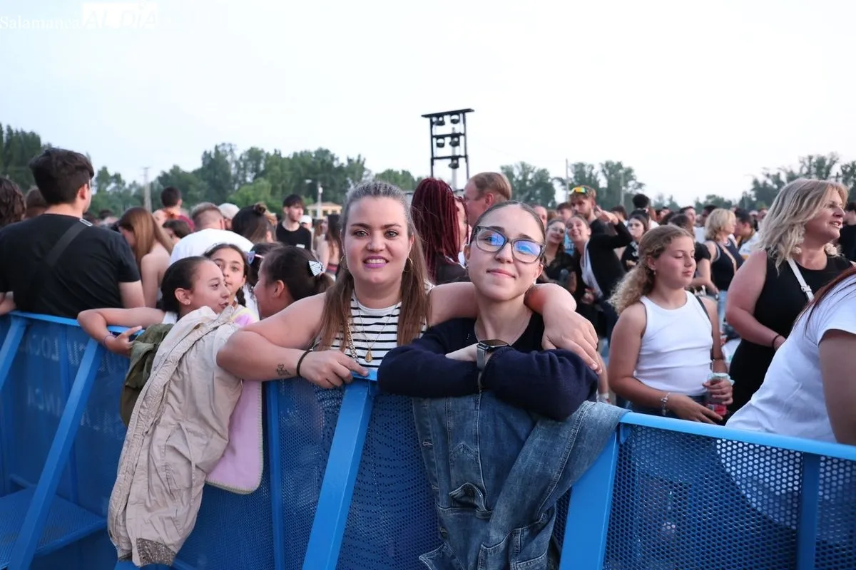 Miles de personas se han dado cita en La Aldehuela para disfrutar con la Orquesta Panorama. Fotos: David Sañudo