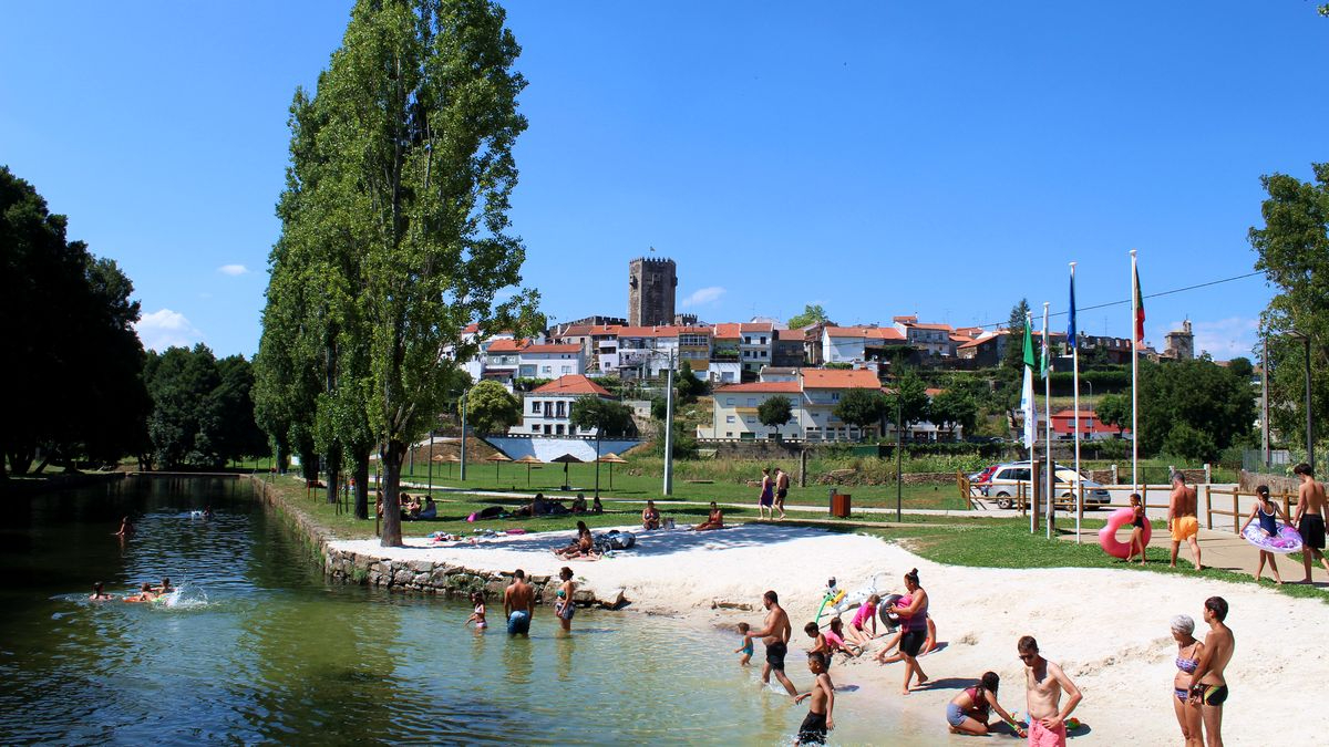 He aquí una playa fluvial urbana escoltada por un castillo