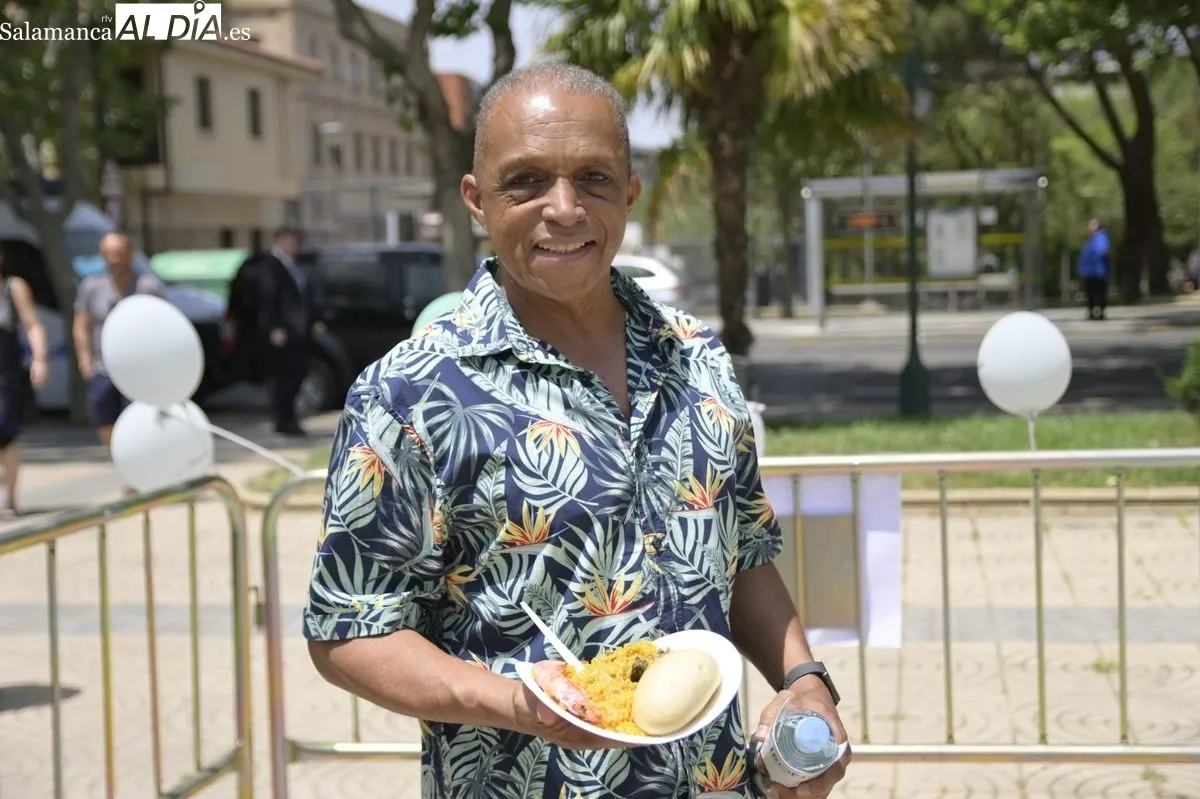 Paella popular por gentileza de Tecnocasa en el parque Isidro García Barrado, frente a la parte de arriba del Parque Picasso