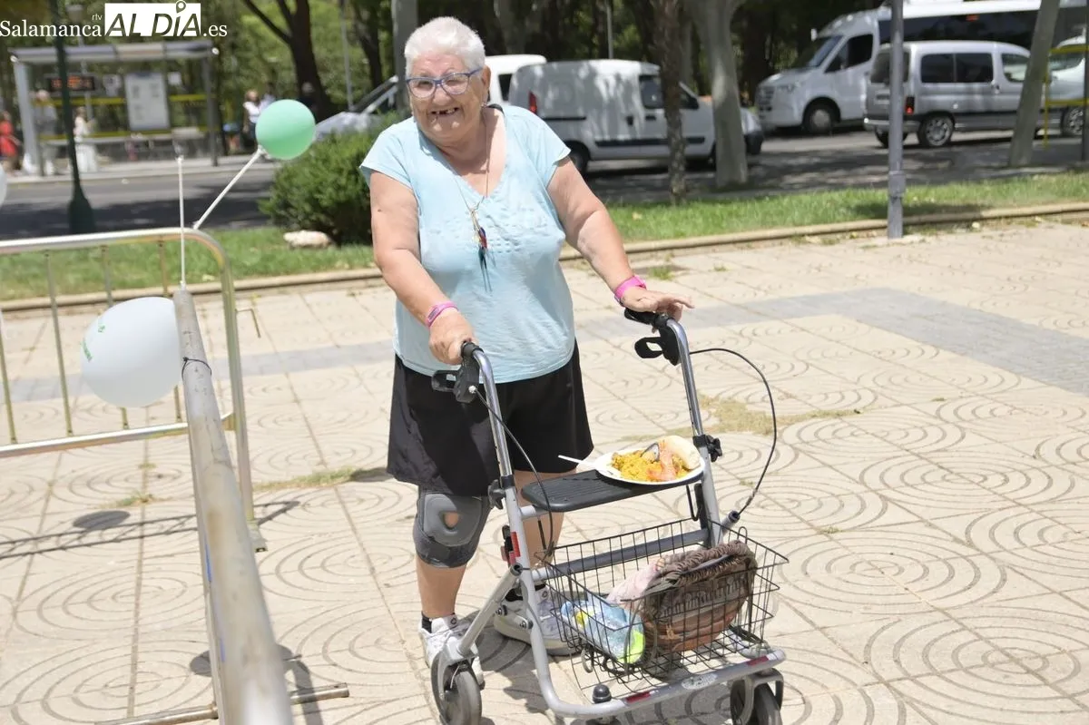Paella popular por gentileza de Tecnocasa en el parque Isidro García Barrado, frente a la parte de arriba del Parque Picasso