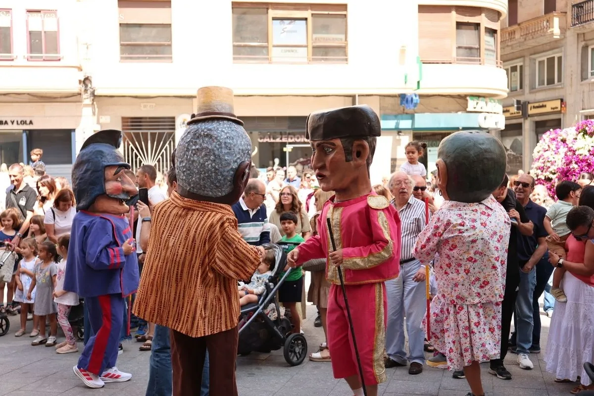 Pasacalles de gigantes y cabezudos, acompañados por charanga, en el centro de Salamanca. Fotos: David Sañudo