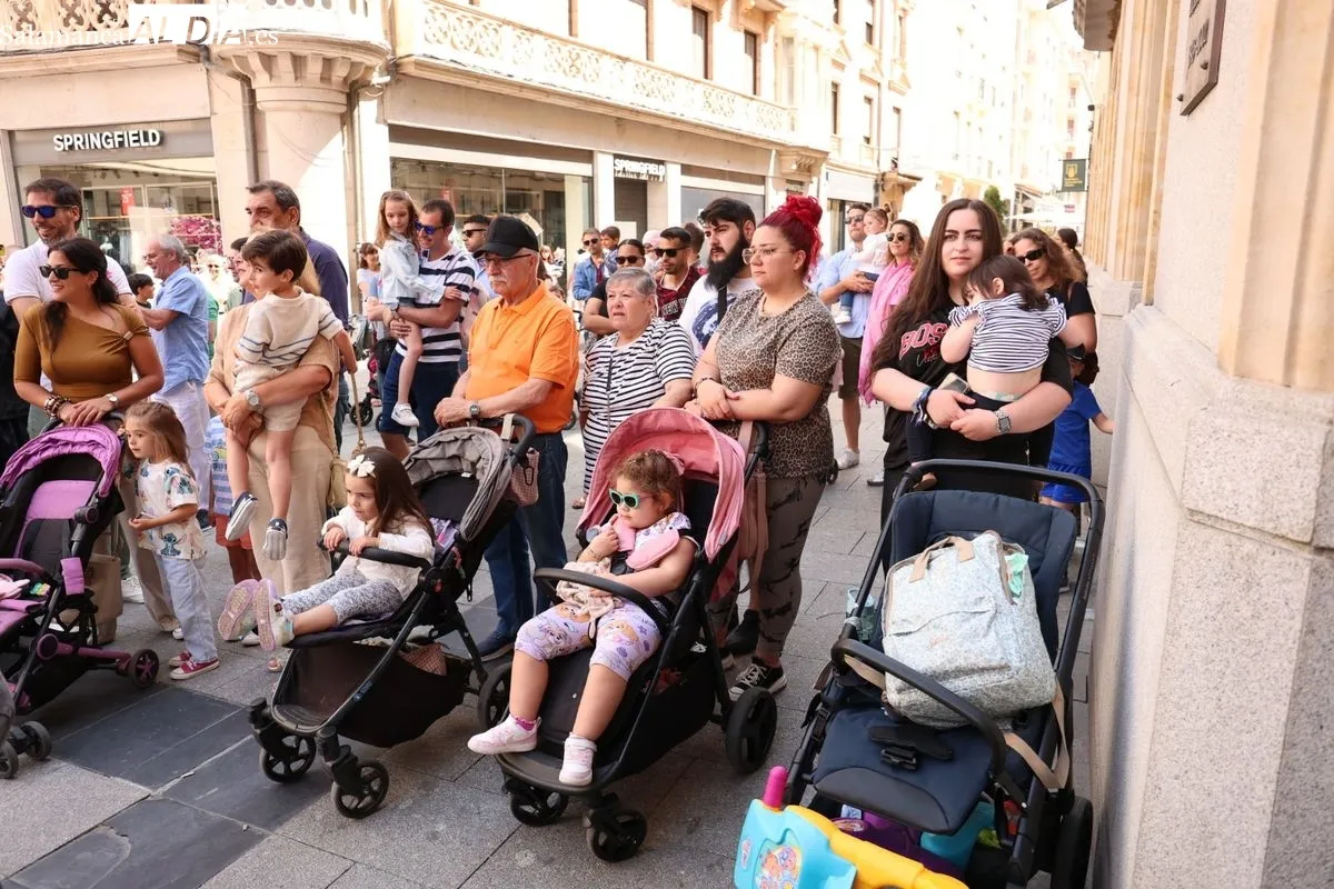 Pasacalles de gigantes y cabezudos, acompañados por charanga, en el centro de Salamanca. Fotos: David Sañudo