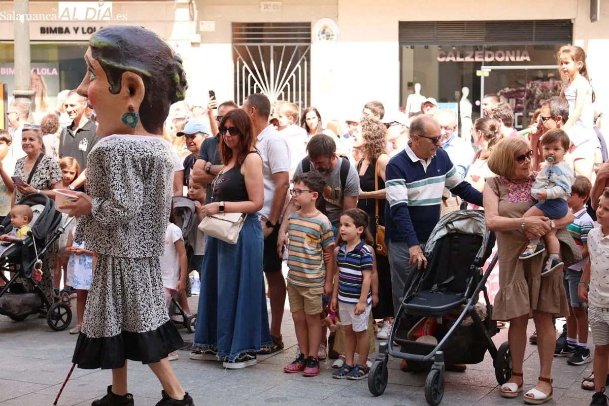 Pasacalles de gigantes y cabezudos, acompañados por charanga, en el centro de Salamanca. Fotos: David Sañudo