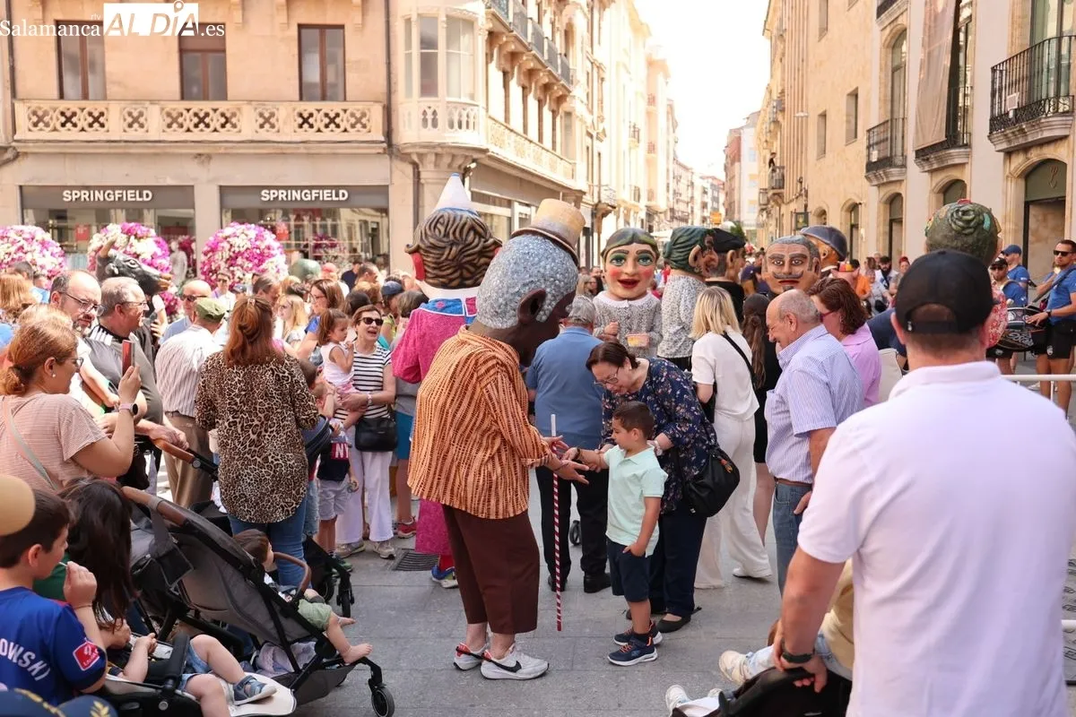 Pasacalles de gigantes y cabezudos, acompañados por charanga, en el centro de Salamanca. Fotos: David Sañudo