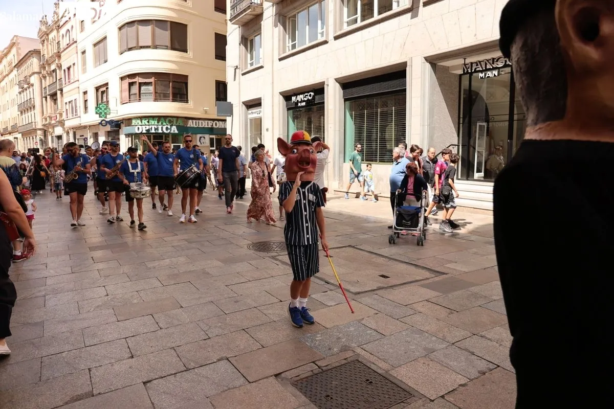 Pasacalles de gigantes y cabezudos, acompañados por charanga, en el centro de Salamanca. Fotos: David Sañudo