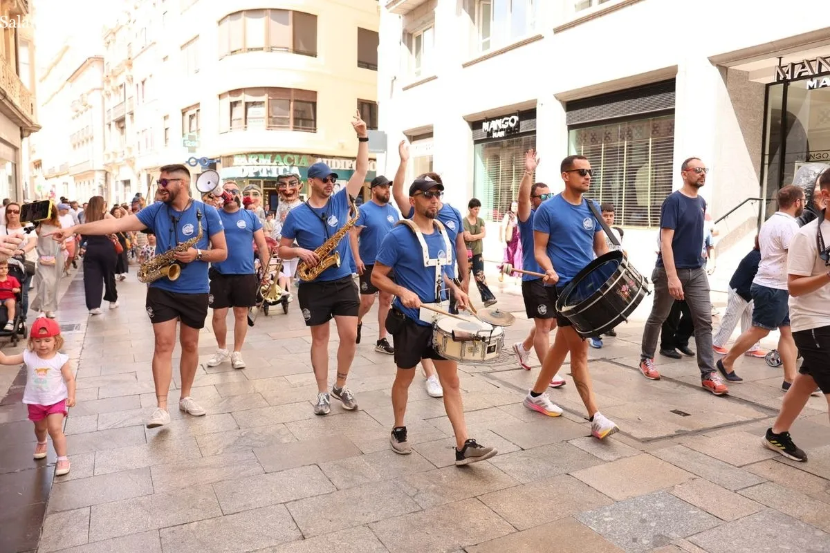 Pasacalles de gigantes y cabezudos, acompañados por charanga, en el centro de Salamanca. Fotos: David Sañudo