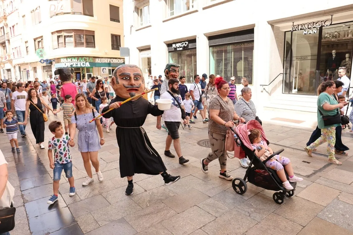 Pasacalles de gigantes y cabezudos, acompañados por charanga, en el centro de Salamanca. Fotos: David Sañudo