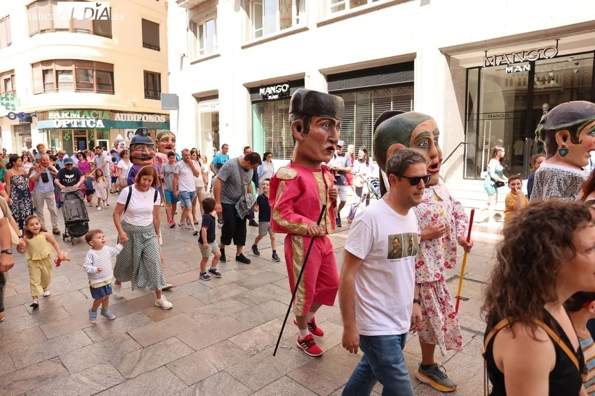 Pasacalles de gigantes y cabezudos, acompañados por charanga, en el centro de Salamanca. Fotos: David Sañudo