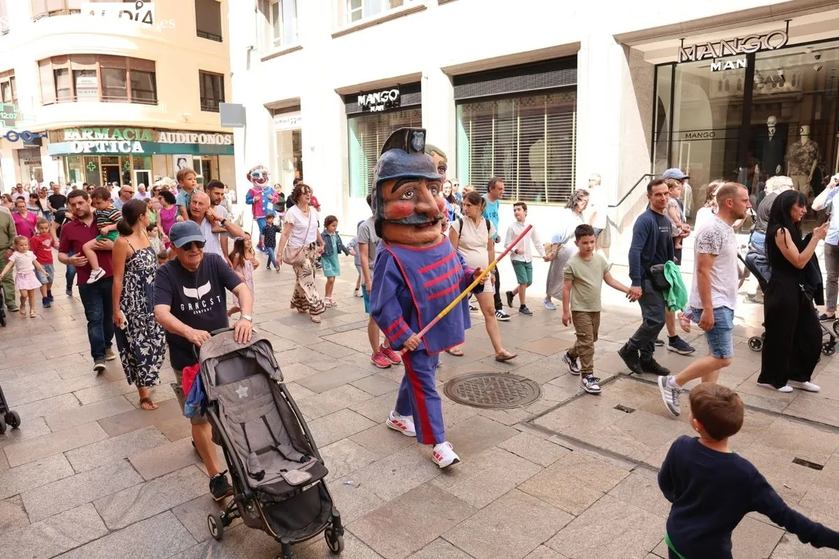 Pasacalles de gigantes y cabezudos, acompañados por charanga, en el centro de Salamanca. Fotos: David Sañudo