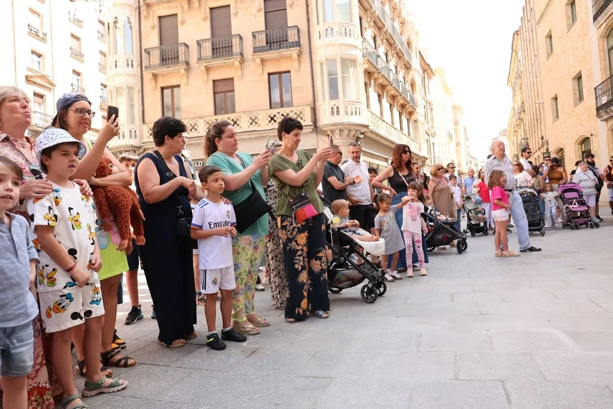 Pasacalles de gigantes y cabezudos, acompañados por charanga, en el centro de Salamanca. Fotos: David Sañudo