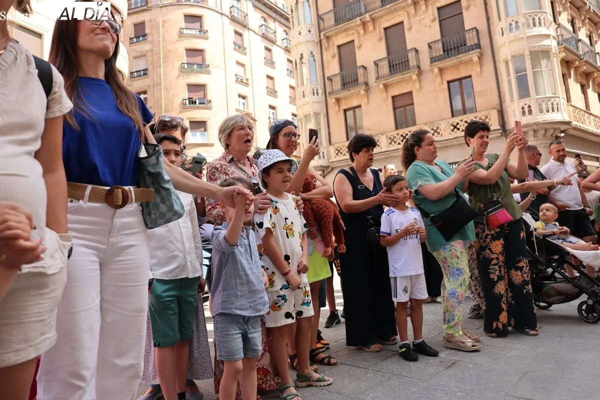 Pasacalles de gigantes y cabezudos, acompañados por charanga, en el centro de Salamanca. Fotos: David Sañudo