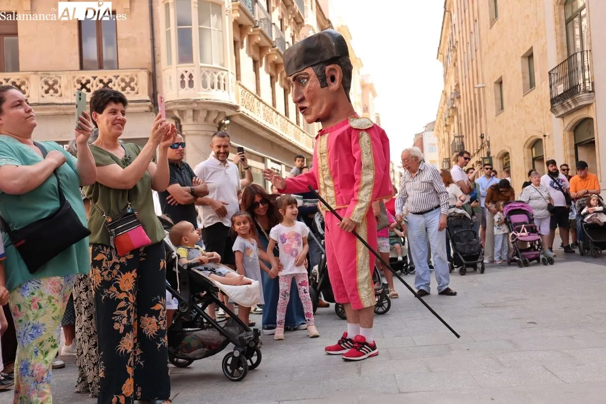 Pasacalles de gigantes y cabezudos, acompañados por charanga, en el centro de Salamanca. Fotos: David Sañudo