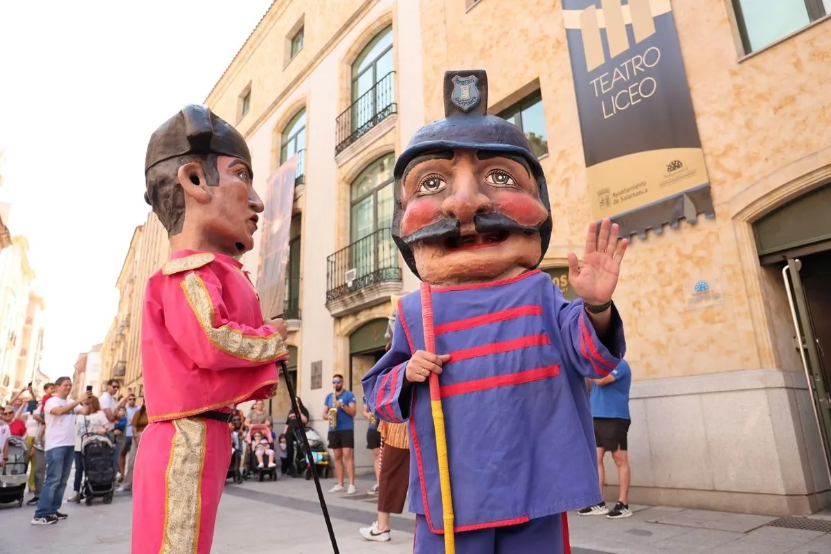Pasacalles de gigantes y cabezudos, acompañados por charanga, en el centro de Salamanca. Fotos: David Sañudo