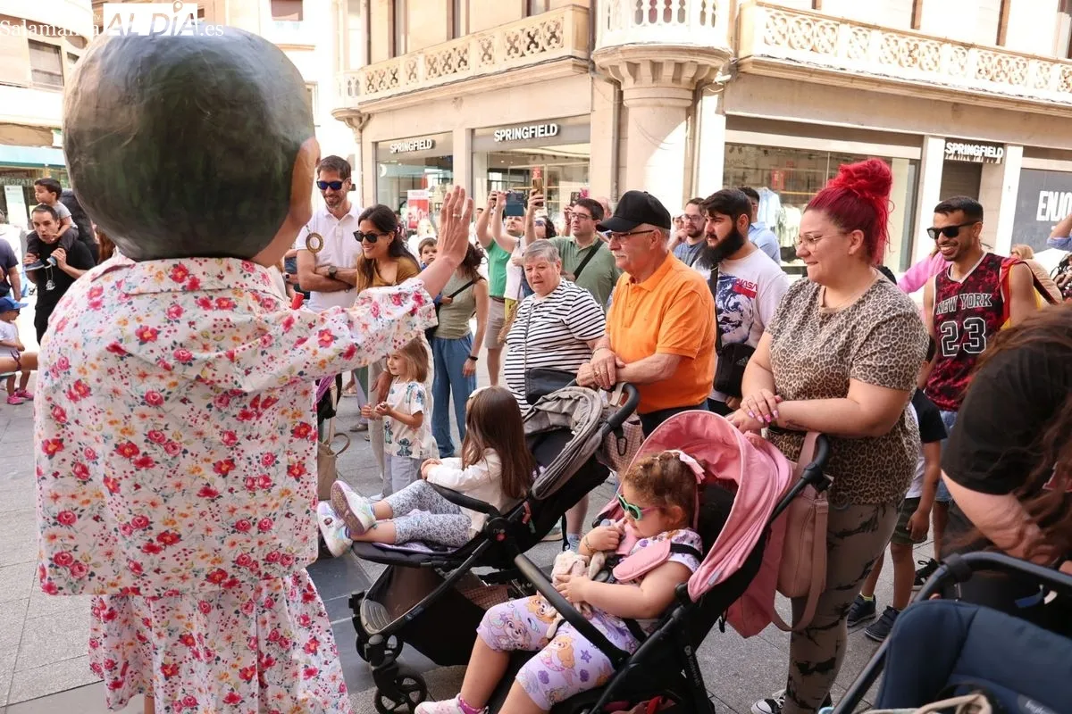 Pasacalles de gigantes y cabezudos, acompañados por charanga, en el centro de Salamanca. Fotos: David Sañudo